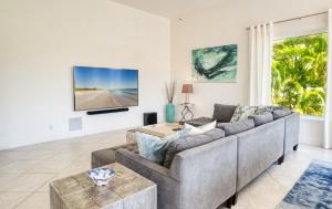 uma sala de estar com um sofá e uma grande janela em Sömmergluck home em Captiva