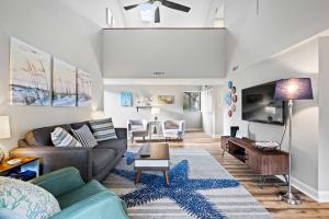 un soggiorno con divano e tavolo di Coastal Oasis with Pool - Walk to Coligny Beach Park a Hilton Head Island