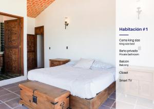 um quarto com uma cama e uma cruz na parede em Casa Cayetana Teques em Tequesquitengo
