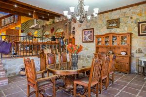uma sala de jantar com mesa e cadeiras em Casa Cayetana Teques em Tequesquitengo