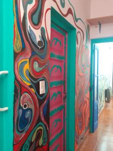 una puerta colorida en una habitación con una pared colorida en Ruuhma en Salta