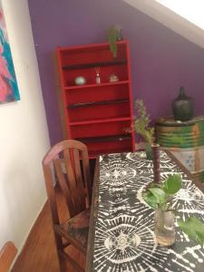 comedor con mesa y armario rojo en Ruuhma en Salta