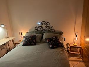 een slaapkamer met een groot bed met 2 kussens bij Apartment Milan - Città Studi in Milaan