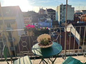 een tafel op een balkon met uitzicht op de stad bij Apartment Milan - Città Studi in Milaan
