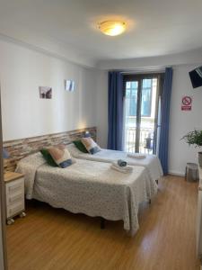 Postel nebo postele na pokoji v ubytování Gurtxu Rooms by Sun Sebastián