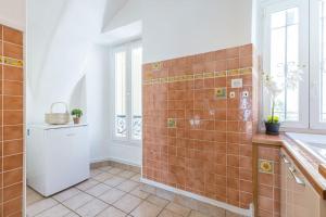 a bathroom with a tiled shower and a sink at MY CASA - PONCHETTES - Independent House, Promenade Des Anglais in Nice