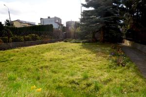 a yard with a fence and a grass field at Apartament Mickiewicza in Gdańsk