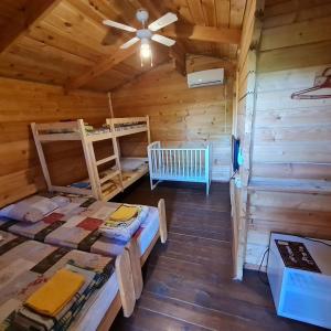 widok na sypialnię w drewnianym domku w obiekcie Holiday home Teremki w mieście Gagra