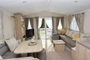 ein Wohnzimmer mit einem Sofa und einem Tisch in der Unterkunft Benamara in Ryde
