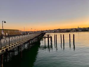 un puente sobre el agua con un muelle en Benamara en Ryde