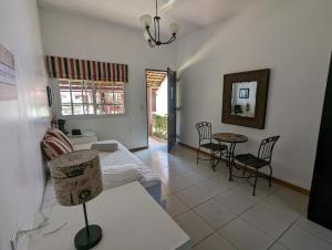 - un salon avec un lit, une table et des chaises dans l'établissement Villa Botero By Casa Mojito, à Santa Clara