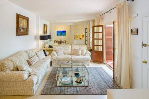 sala de estar con sofá y mesa de centro en Luxury stay near Puente Romano, always Heated Pool 5*, en Marbella