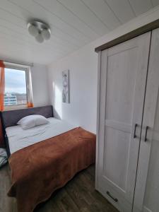 ein Schlafzimmer mit einem Bett und einem großen Schrank in der Unterkunft Plön - Traumhafter Seeblick in Plön