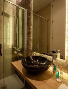 a bathroom with a black sink and a shower at Luxury flat Salamanca V in Madrid