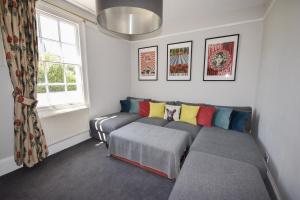 uma sala de estar com um sofá e uma janela em Arden Villa, sleeps 8, moments from the golden sandy beach of Ryde em Ryde