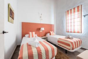 een slaapkamer met 2 bedden en een raam bij Apartamento Atalaya Golf I-II-III in Estepona
