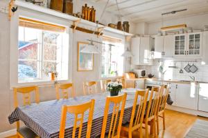 een keuken en eetkamer met een tafel en stoelen bij Rovor och Rum Lägenhet Rännet in Skärhamn