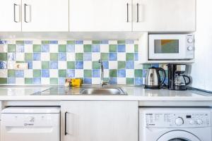 A kitchen or kitchenette at Apartamento Atalaya Golf Még 11 kép