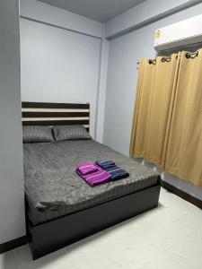 A bed or beds in a room at เส้นดี โฮสเทล Sendee Hostel
