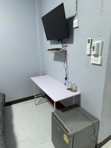 A television and/or entertainment centre at เส้นดี โฮสเทล Sendee Hostel