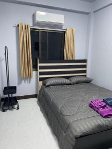 A bed or beds in a room at เส้นดี โฮสเทล Sendee Hostel