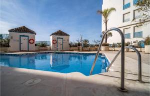 een zwembad voor een gebouw bij 2 Bedroom Awesome Apartment In Estepona in Estepona