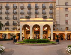 una rappresentazione dell'esterno di un hotel di Sheraton Addis, a Luxury Collection Hotel, Addis Ababa ad Addis Abeba