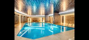 イスタンブールにあるAmazing Big Flat in Taksimの建物内の大きなプール