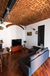 een woonkamer met een bank en een tafel bij Orpheus Apartment in Turijn