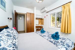 ロードスにあるVilla Lia Panoramaのベッドルーム1室(青い枕のベッド1台付)