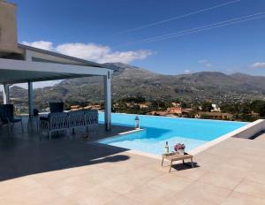 una casa con vistas a la piscina en Villa MiraScopello, en Castellammare del Golfo