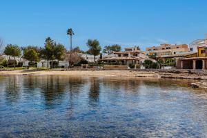 a body of water with houses in the background at Les Ancores in Alcudia