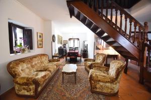 uma sala de estar com sofás e uma escadaria em La casona de Llano em Los Corrales de Buelna
