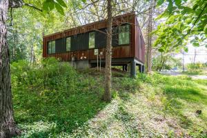 une maison en bois au milieu d'une forêt dans l'établissement Modern Chic, à Lake Elmo