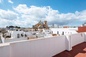 - une vue depuis le toit d'un bâtiment dans l'établissement el apartamento del reloj de sol, à Séville