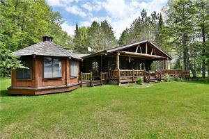 Cabaña de madera grande en medio de un patio en Two Bear Lodge on Lost Land Lake, en Hayward