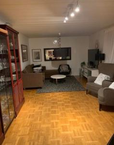 sala de estar con sofá y mesa en Own private room in a big house! en Luleå