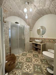 a bathroom with a shower and a toilet and a sink at Casa in stile in Pezze di Greco