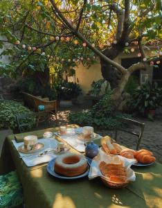 un tavolo con pane e dolci sopra di I gerani rossi a Paulilatino