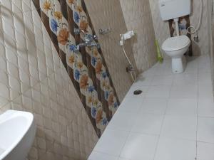 een badkamer met een toilet en een wastafel bij Rama Guest House in Bodh Gaya