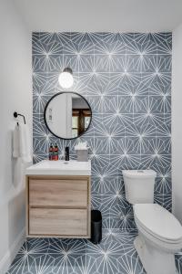 ein Bad mit einem WC und einem Spiegel in der Unterkunft Nokomis Blue in Minneapolis