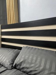 A bed or beds in a room at เส้นดี โฮสเทล Sendee Hostel