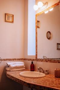 a bathroom with a sink and a mirror at Posada Finca Garciarena in Agrelo