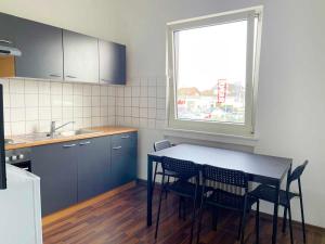 eine Küche mit einem Tisch und Stühlen sowie einem Fenster in der Unterkunft Apartment with 3 rooms in Hürth in Hürth