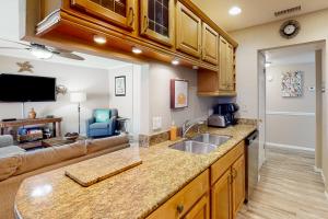 Gallery image of Bermuda Bay Beach & Racquet Club, Unit E in St Petersburg +27 photos