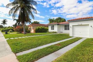 a house with a garage and a palm tree at Treasure Island - Modern Miami House 3 Bedroom & 2 Bathroom in Miami Beach