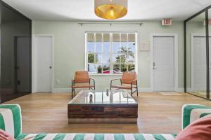 a living room with a coffee table and chairs at Treasure Island - Modern Miami House 3 Bedroom & 2 Bathroom in Miami Beach