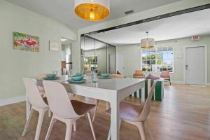 a dining room with a white table and chairs at Treasure Island - Modern Miami House 3 Bedroom & 2 Bathroom in Miami Beach