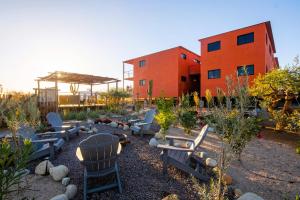 Pescadero的住宿－EXPERIENCE，一个带椅子的花园和一个背景建筑
