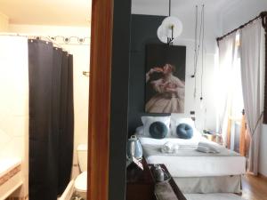1 dormitorio con 1 cama con una pintura en la pared en Les Monges Palace Boutique en Alicante